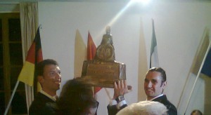 Il trofeo alzato